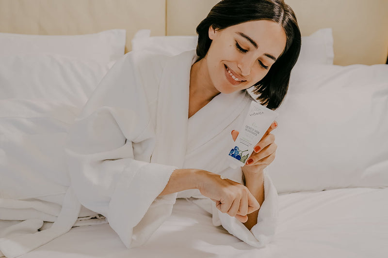 Obiceiuri sănătoase pe care să le incluzi în rutina de îngrijire pentru o piele catifelată și radiantă