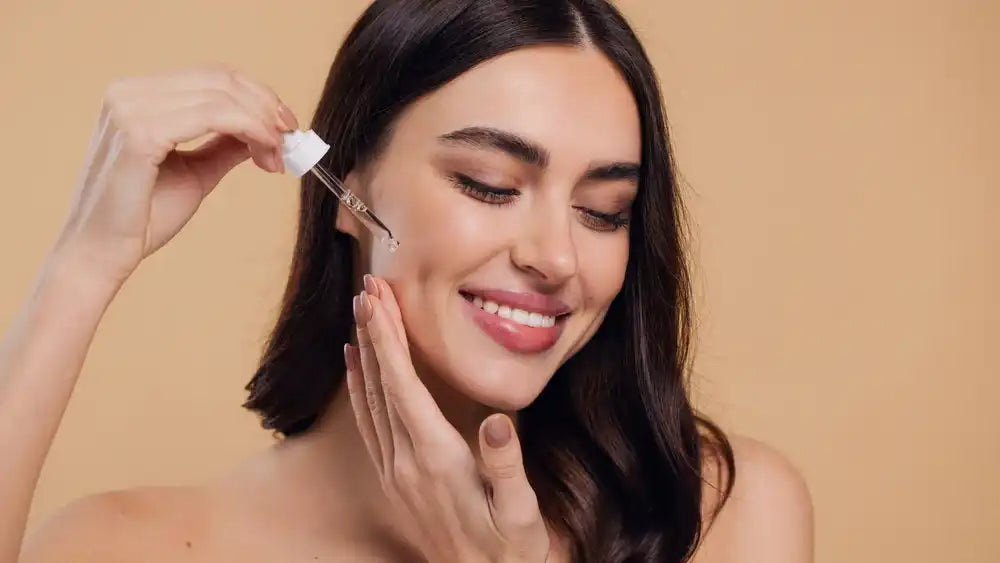 Serum vs. crema pentru ten: care sunt mai eficiente pentru îmbătrânirea pielii?